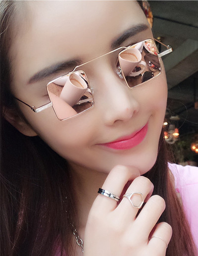 Τετράγωνα γυναικεία γυαλιά σε διάφορα χρώματα