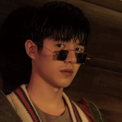 Τετράγωνα γυναικεία γυαλιά σε διάφορα χρώματα