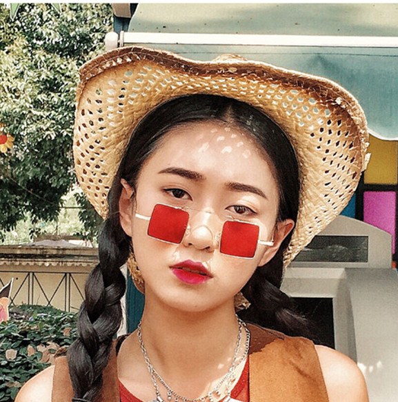 Τετράγωνα γυναικεία γυαλιά σε διάφορα χρώματα