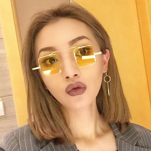 Τετράγωνα γυναικεία γυαλιά σε διάφορα χρώματα
