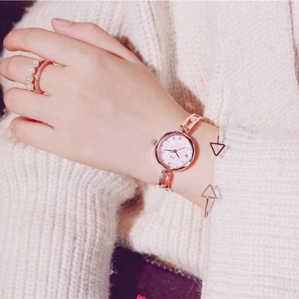 Ceas elegant de dama cu un lant subtire in mai multe nuante