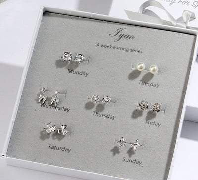 Σετ απαλών σκουλαρικιών σε διαφορετικά σχέδια