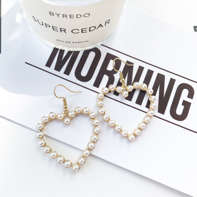 Szív alakú női fülbevaló dekorgyöngyökkel, két színben