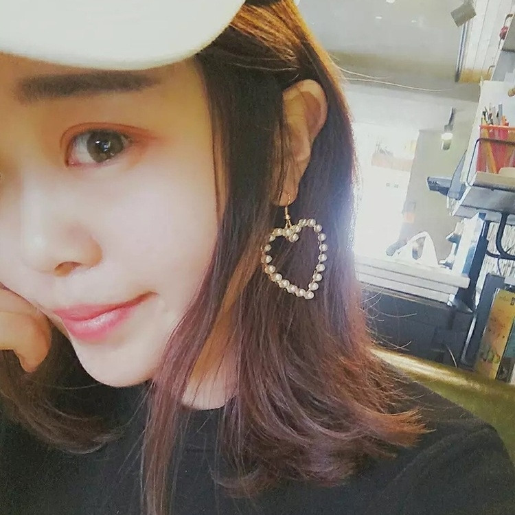 Szív alakú női fülbevaló dekorgyöngyökkel, két színben