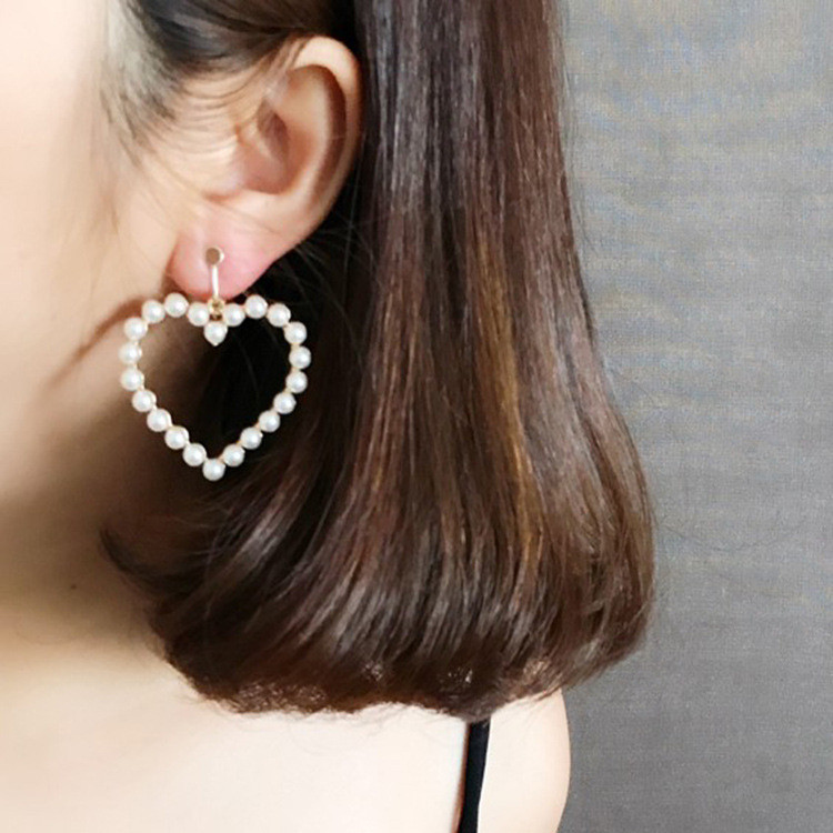 Szív alakú női fülbevaló dekorgyöngyökkel, két színben