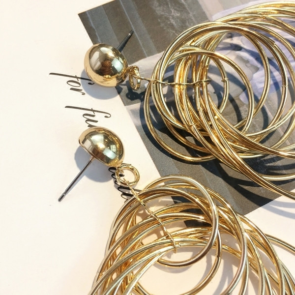 Cercei de dama de culoare aurie si forma rotunda