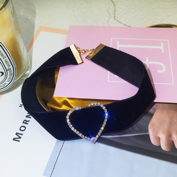 Γυναικείο κολιέ τσόκαρ απο βελούδο 