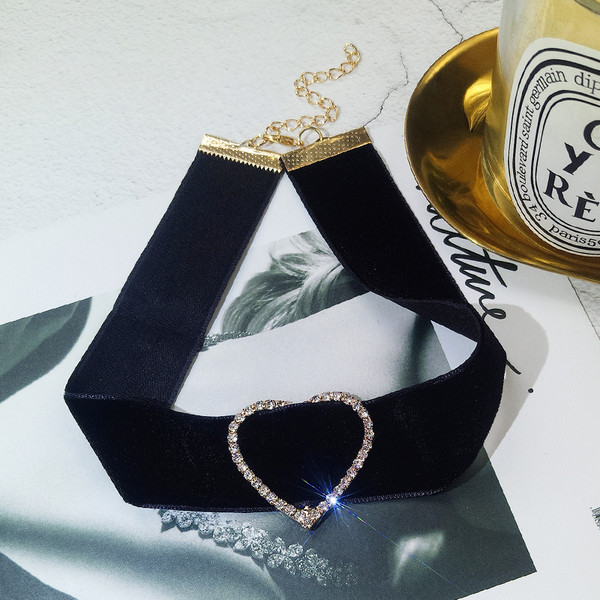 Γυναικείο κολιέ τσόκαρ απο βελούδο 