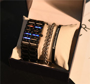 Ceas modern pentru bărbați în culoare închisă și deschisă