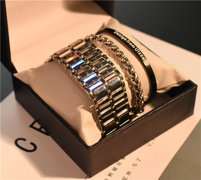 Ceas modern pentru bărbați în culoare închisă și deschisă