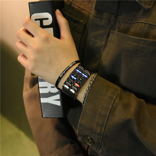 Ceas modern pentru bărbați în culoare închisă și deschisă