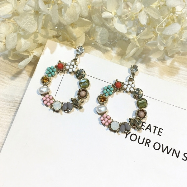 Цветни дамски обеци в кръгла форма