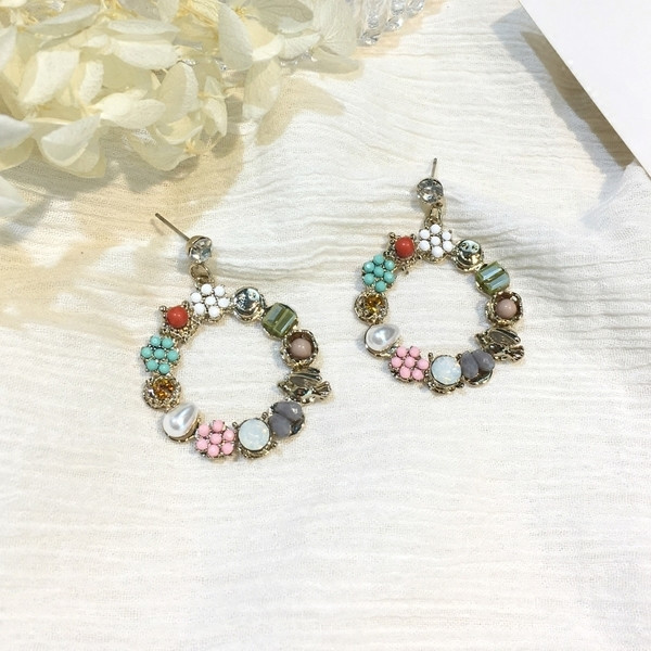 Цветни дамски обеци в кръгла форма