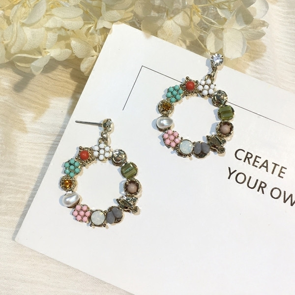 Цветни дамски обеци в кръгла форма