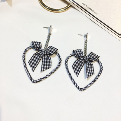 Καθημερινά γυναικεία σκουλαρίκια με διακόσμηση σε διάφορα μοντέλα