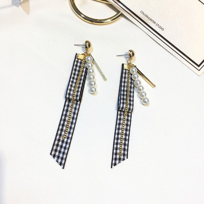 Καθημερινά γυναικεία σκουλαρίκια με διακόσμηση σε διάφορα μοντέλα