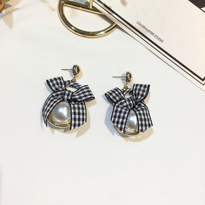 Καθημερινά γυναικεία σκουλαρίκια με διακόσμηση σε διάφορα μοντέλα