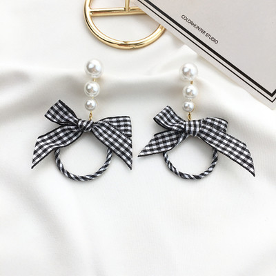 Καθημερινά γυναικεία σκουλαρίκια με διακόσμηση σε διάφορα μοντέλα