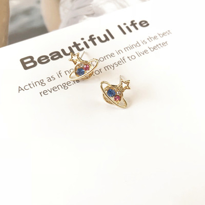 Μικρά γυναικεία σκουλαρίκια με διακοσμητικές πέτρες σε μαύρο και χρυσό χρώμα