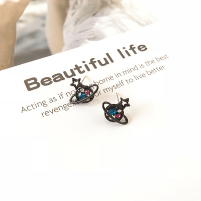 Μικρά γυναικεία σκουλαρίκια με διακοσμητικές πέτρες σε μαύρο και χρυσό χρώμα