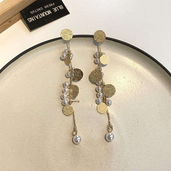 Cercei lungi de dama cu perle decorative de culoare aurie