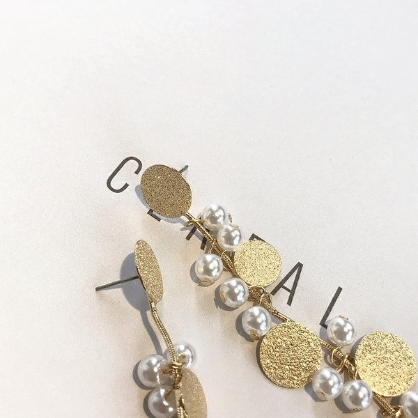 Cercei lungi de dama cu perle decorative de culoare aurie