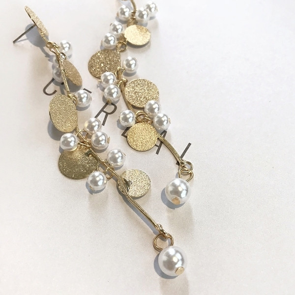 Cercei lungi de dama cu perle decorative de culoare aurie