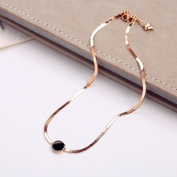 Colier stilat de dama cu piatra in mai multe modele