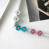 Cercei mici de dama in forma de floare in alb, albastru si roz