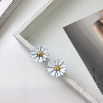 Cercei mici de dama in forma de floare in alb, albastru si roz