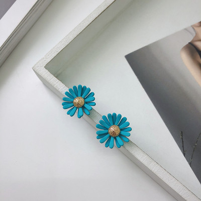 Cercei mici de dama in forma de floare in alb, albastru si roz