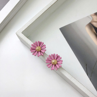 Cercei mici de dama in forma de floare in alb, albastru si roz