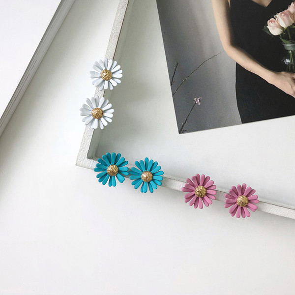 Cercei mici de dama in forma de floare in alb, albastru si roz