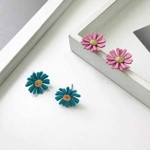 Cercei mici de dama in forma de floare in alb, albastru si roz