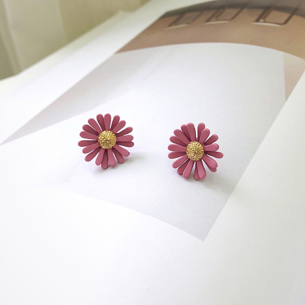 Cercei mici de dama in forma de floare in alb, albastru si roz