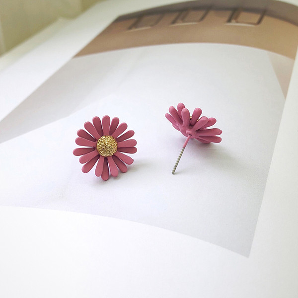 Cercei mici de dama in forma de floare in alb, albastru si roz