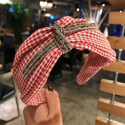 Стилна дамска лента за коса с лъскав ефект в няколко модела 