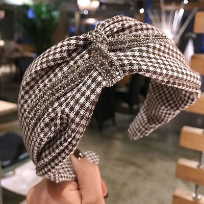 Стилна дамска лента за коса с лъскав ефект в няколко модела 