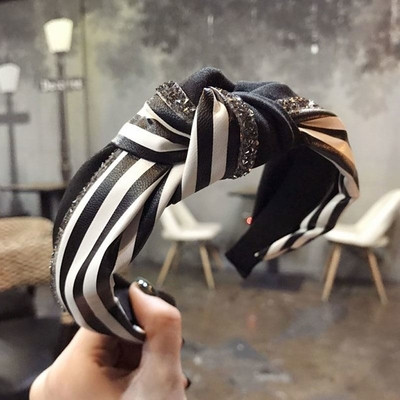 Стилна дамска лента за коса с лъскав ефект в няколко модела 