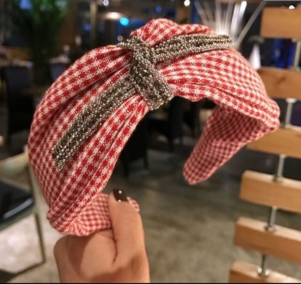 Стилна дамска лента за коса с лъскав ефект в няколко модела 