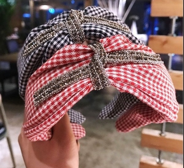 Стилна дамска лента за коса с лъскав ефект в няколко модела 