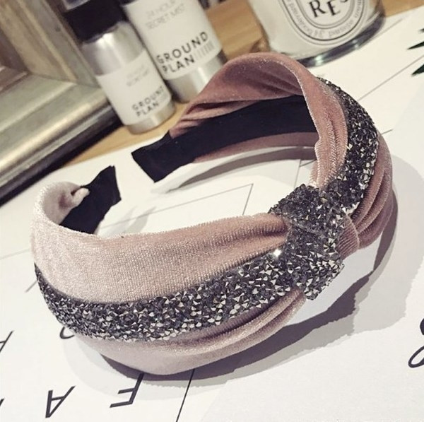 Стилна дамска лента за коса с лъскав ефект в няколко модела 