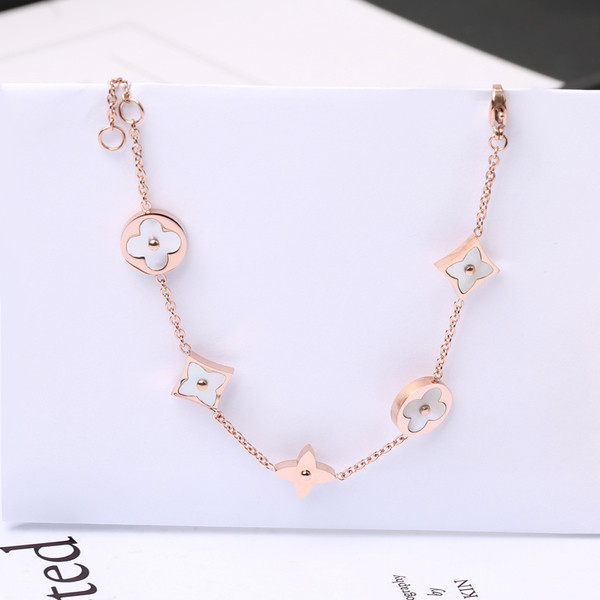 Bratara de dama cu diferite elemente