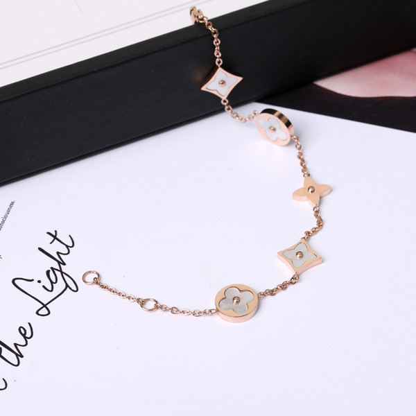 Bratara de dama cu diferite elemente