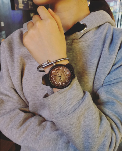 Καθημερινό ρολόι σε διάφορα χρώματα κατάλληλο για άνδρες και γυναίκες