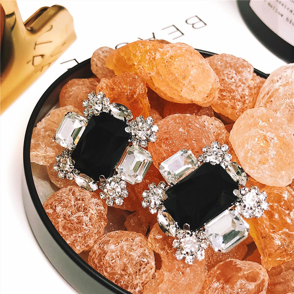 Cercei eleganti de dama cu pietre decorative in negru