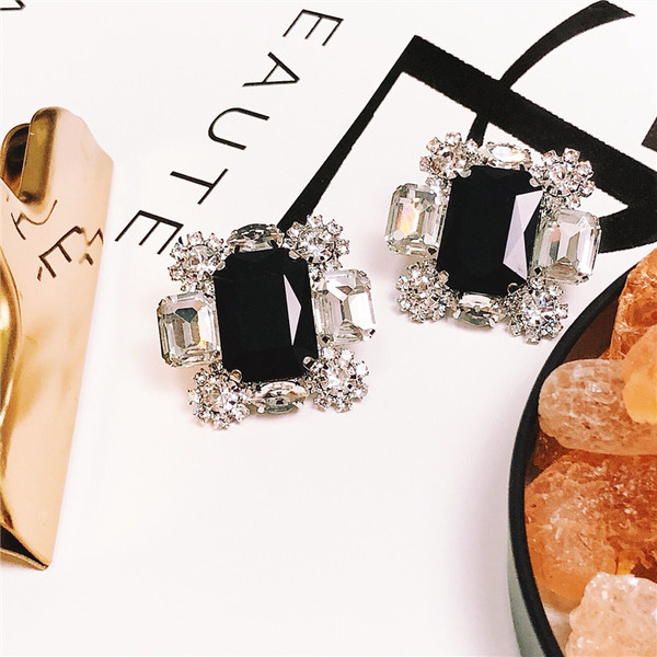 Cercei eleganti de dama cu pietre decorative in negru
