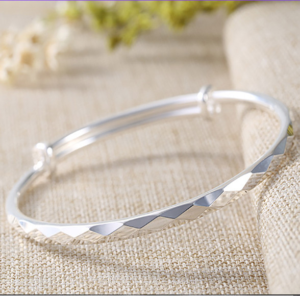 Brățară elegantă și delicată de damă într-un stil modern