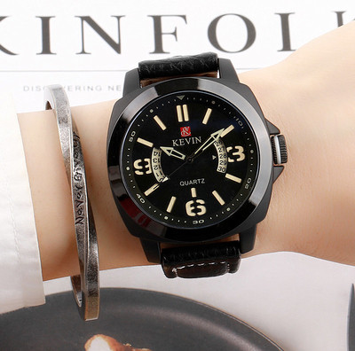 Модерен часовник в няколко цвята подходящ за мъже и жени