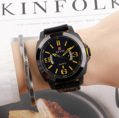 Модерен часовник в няколко цвята подходящ за мъже и жени